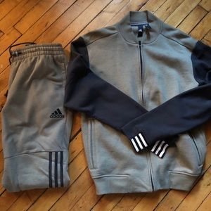 ADIDAS SWEATSUIT SIZE MEDIUM